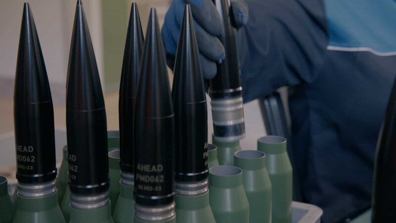 Kurzstrecken-Munition aus der Rheinmetall-Produktion. – Bild: ZDF und SRF
