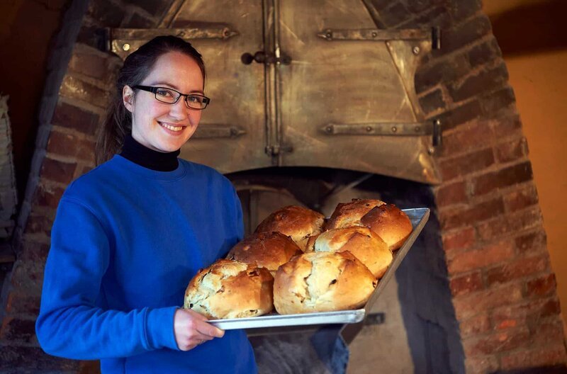 Sabine Klemme mit Brot-Spezialitäten nach traditionellem Rezept. – Bild: WDR/​Melanie Grande