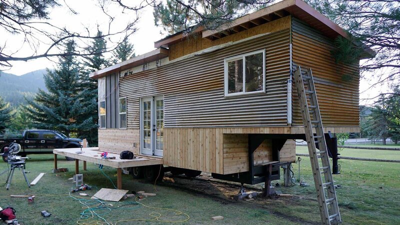 Phil and Shane have built the deck in the front of the tiny house and are working on the metal siding, for Fisher tiny house build, in Swan Valley, Idaho, as seen on Tiny House, Big Living. – Bild: 2017, Scripps Networks, LLC. All Rights Reserved.