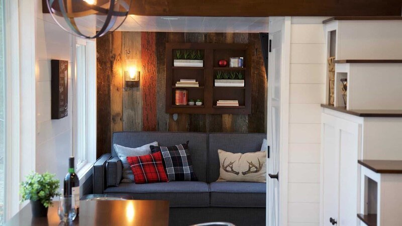 Jennifer Muny’s tiny home is gorgeous and rustic with a spacious living area next to large windows that give her an incredible view of the pond she lives next to, as seen on Tiny House, Big Living. – Bild: 2017, Scripps Networks, LLC. All Rights Reserved.