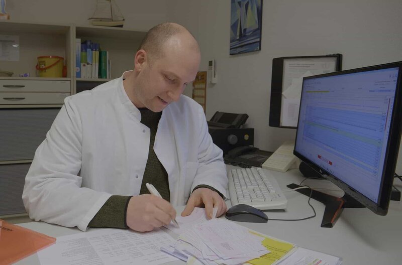 Hausarzt Dr. Stefan Graafen bei der Büroarbeit. 40 Prozent der Arztzeit wird von der Bürokratie geschluckt. – Bild: SWR/​Ingo Mende