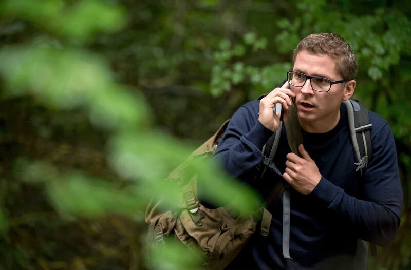 Elias (Stefan Ruppe) begibt sich im Wald auf die Suche nach einem kleinen Mädchen. – Bild: ARD/​Jens-Ulrich Koch