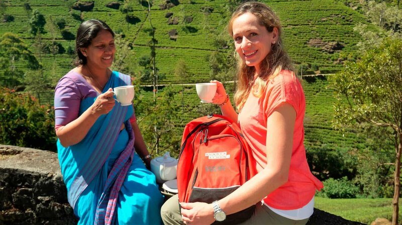 Sri Lanka: Die Zugfahrt durch das grüne Hochland mit ihren Teeplantagen gehört zu den Highlights einer Sri-Lanka-Reise. Das Ziel von Tamina Kallert (r) ist Nuwara Eliya, einst Sommerfrische für die britischen Kolonialherren. Das kühle Klima auf 1.800 Metern Höhe ist ideal für den Anbau von Tee und machte Sri Lanka zu einem der größten Tee-Exporteure der Welt. Tamina Kallert lässt sich zeigen, wie der berühmte Ceylon-Tee gepflückt, getrocknet und verarbeitet wird. – Bild: ZDF und WDR/​Per Schnell.