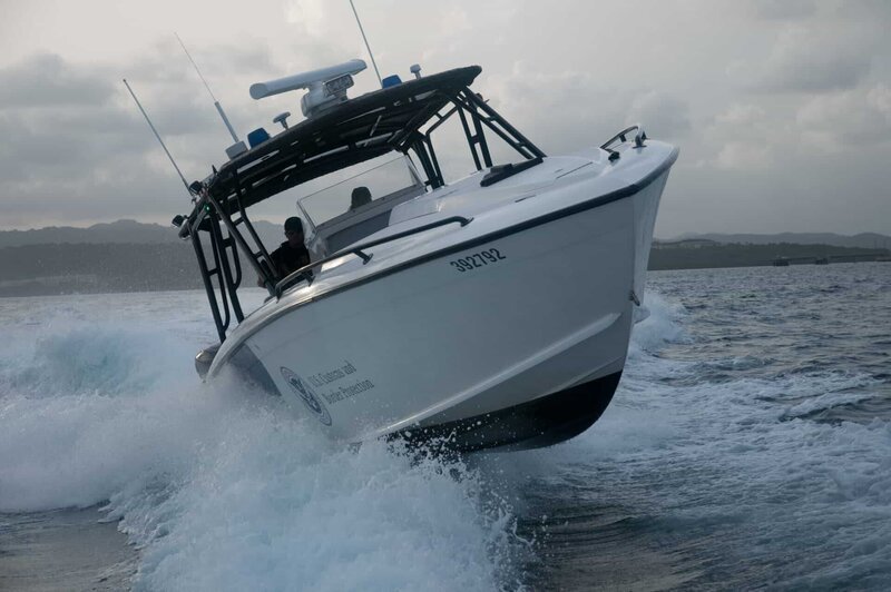 U.S. Customs and Border Patrol speed boat scans the coastline of Puerto Rico. – Bild: NGT/​ Kevin Cunningham
