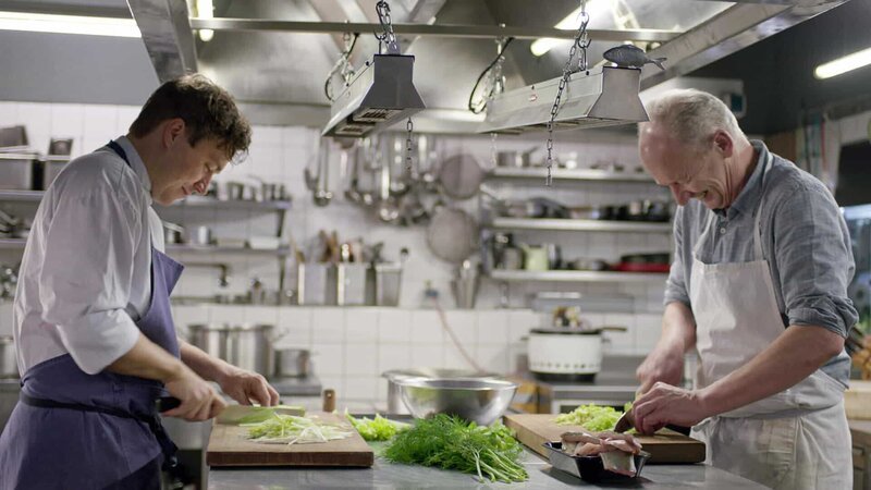 Vater und Sohn mit Freude am Kochen im Mühltalhof. Philip und Helmut Rachinger. – Bild: Bergblick