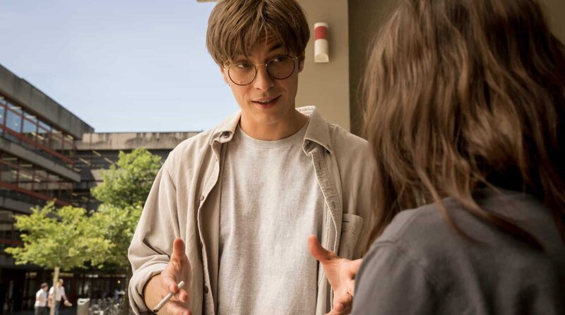 Jonas (Gustav Schmidt) fragt Anna (Emma Drogunova), ob sie noch etwas vor hat. – Bild: WDR/Gaumont/Thomas Kost Jonas (Gustav Schmidt) fragt Anna (Emma Drogunova), ob sie noch etwas vor hat. – Bild: WDR/Gaumont/Thomas Kost