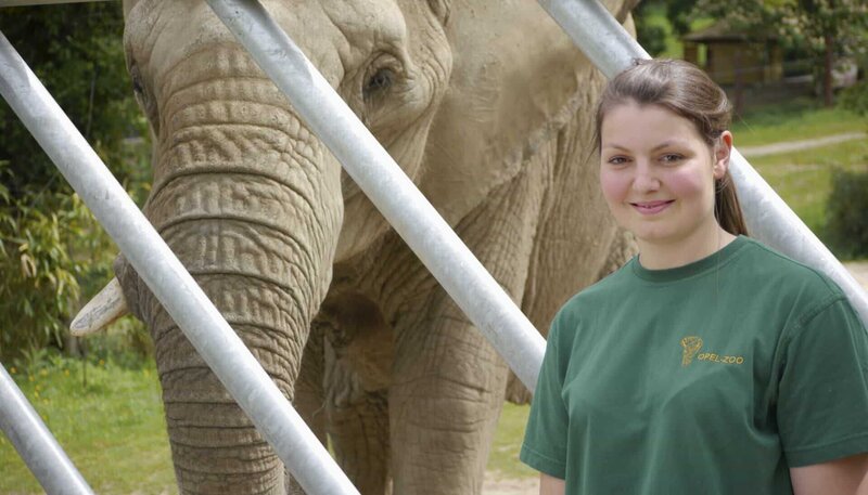 Tierpflegerin Lea Pesch, aus dem Kronberger Opel-Zoo. – Bild: HR/​Antje Mergel