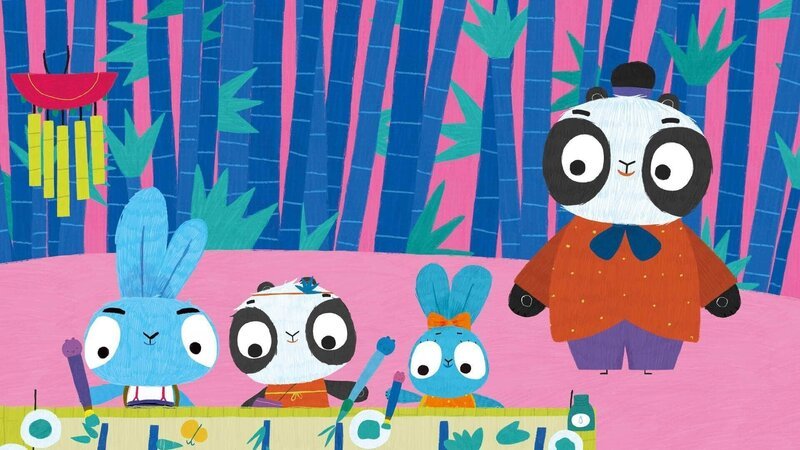 Im Bambuswald in den nebligen Bergen treffen Bop (li.) und Boo (2.v.re.) wieder auf ihre Pandafreundin Bao (mi.), die eine „Geburtstagsfahne“ für ihre Oma (re.) bemalt. Die beiden Hasen helfen ihr dabei und auch wenn sie es nicht genau so machen, wie Bao es eigentlich gern möchte, wird die Fahne am Ende wunderschön und Bao ist überglücklich! – Bild: 2020 publishing house Glowberry Books LLC.
