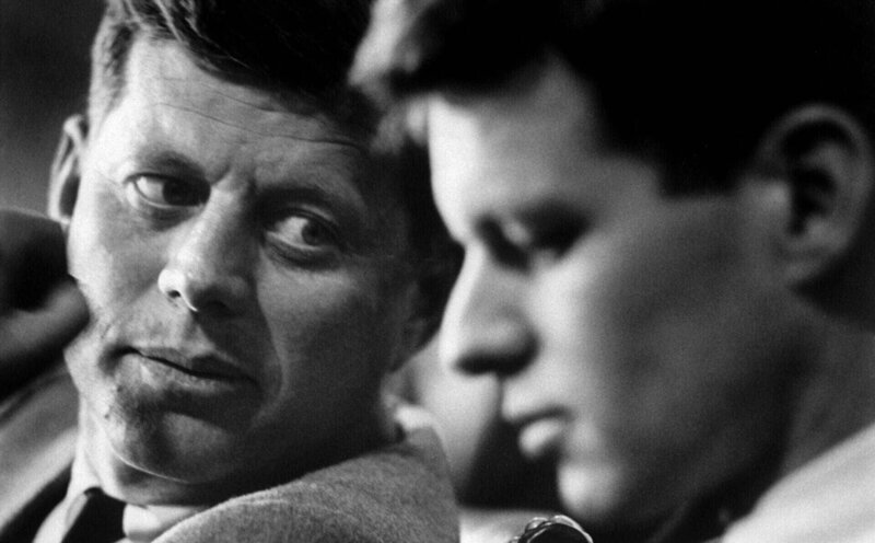 John F. Kennedy (l.) und Robert F. Kennedy – Bild: RTL / © 3DD Entertainment – Getty. John F. Kennedy (l.) und Robert F. Kennedy – Bild: RTL / © 3DD Entertainment – Getty.