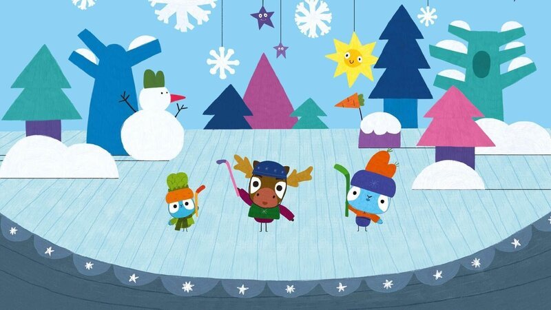 Im verschneiten Wald treffen Bop und Boo ihren „alten“ Freund Dwayne, den kleinen Elch wieder. Mit dem Hockey-Set haben die drei einen tollen Tag im Schnee! – Bild: 2020 publishing house Glowberry Books LLC.