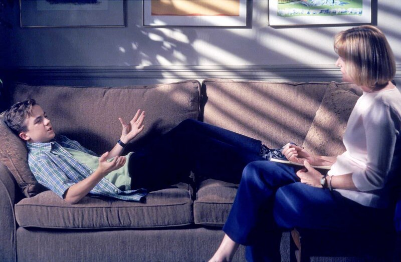 Malcolm (Frankie Muniz, l.) erzählt der Therapeutin Christie (Nancy Lenehan, r.) von seinen Ängsten … – Bild: ViacomCBS