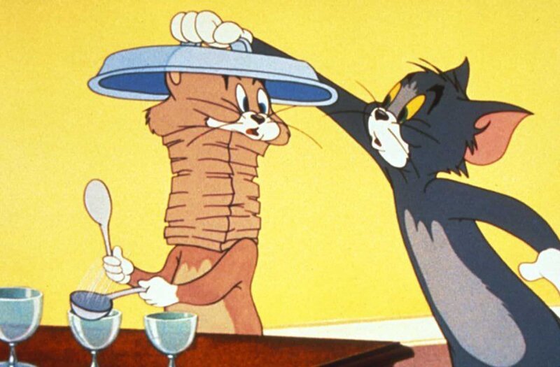 In dieser Serie bekriegen sich Katz und Maus, was das Zeug hält. Egal ob Mausefallen, diverse Schlaginstrumente oder Tomaten als Wurfgeschosse; Tom (re.) und Jerry gehen nie die Ideen aus, um sich gegenseitig das Leben schwer zu machen. – Bild: Warner Bros. Entertainment I