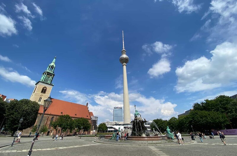 Nirgendwo sonst sind altes und neues Berlin so dicht beieinander: Berlin-Mitte ist Geschichte, Trendbarometer und ständig im Wandel. In Mitte liegt die historische Keimzelle der Hauptstadt. Und nirgendwo sonst in Deutschland gibt es so viele weltbekannte Theater auf engstem Raum. Hier ist die Kunst zuhause, das Kulinarische, die Kreativität – die Essenz von Berlin. – Der Alexanderplatz. – Bild: rbb/​Peter Scholl