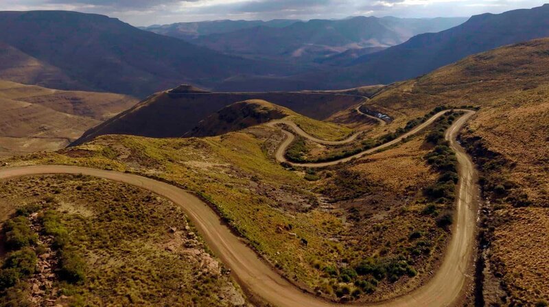 Unterwegs in den Drakensbergen: Zumindest die Straßen sind hier entschleunigend. – Bild: NDR/​Martin Leitsch/​Elbmotion