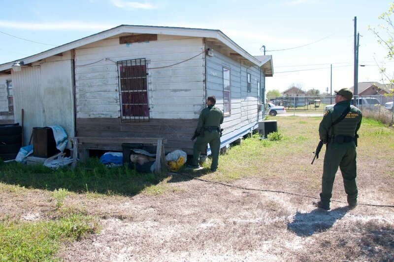 TEXAS, USA: Border Patrol agents inspect a home near the Texas-Mexico border, suspicious that its inhabitants may be illegal smugglers. – Bild: NGT /​ Kevin Cunningham /​ National Geographic Channels