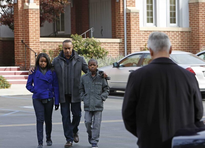 Gibbs (Mark Harmon, r.) steht Leon Vance (Rocky Carroll, 2.v.l.) und seinen Kindern Kayla (Kiara Muhammad, l.) und Jared (Akinsola Aribo, 2.v.r.) in der schweren Zeit bei … – Bild: CBS Television Lizenzbild frei