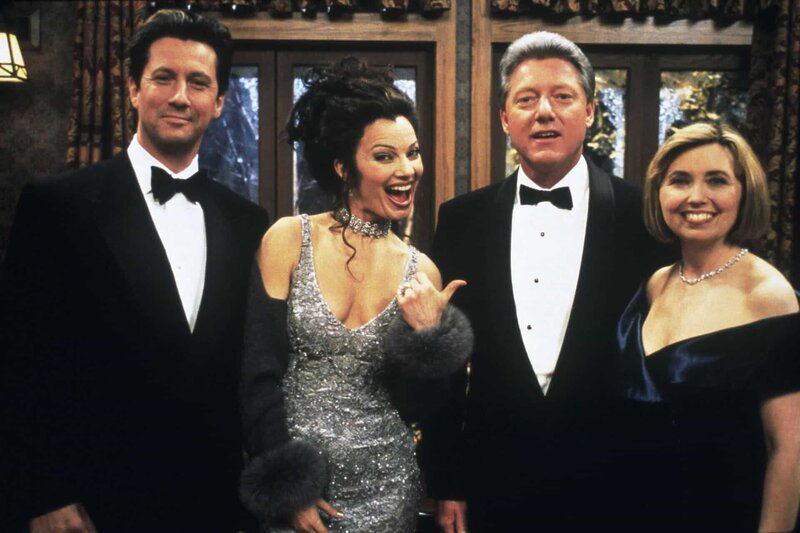Fran (Fran Drescher, 2.v.li.) ist völlig aus dem Häuschen: Maxwell (Charles Shaughnessy, li.) und sie treffen im Urlaub auf Präsident Clinton (Tim Watters) und seine Frau (Darstellerin unbek.). – Bild: Warner TV Comedy