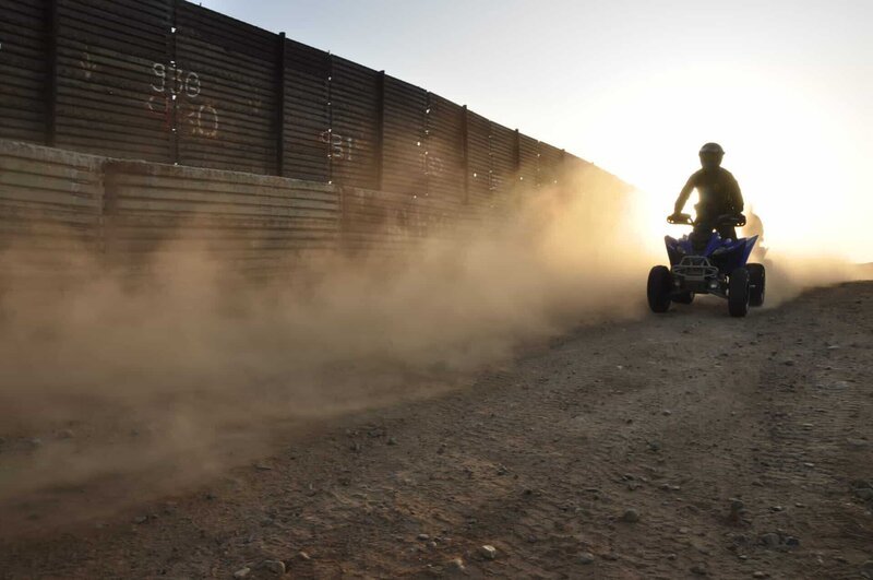 SAN DIEGO, CA, USA: A border patrol agent on an ATV surveys the international boundary that separates San Diego from Tijuana. This San Ysidro border crossing is the busiest in the world, with over 40 million people entering the U.S. through this port in 2005 alone. – Bild: NGT