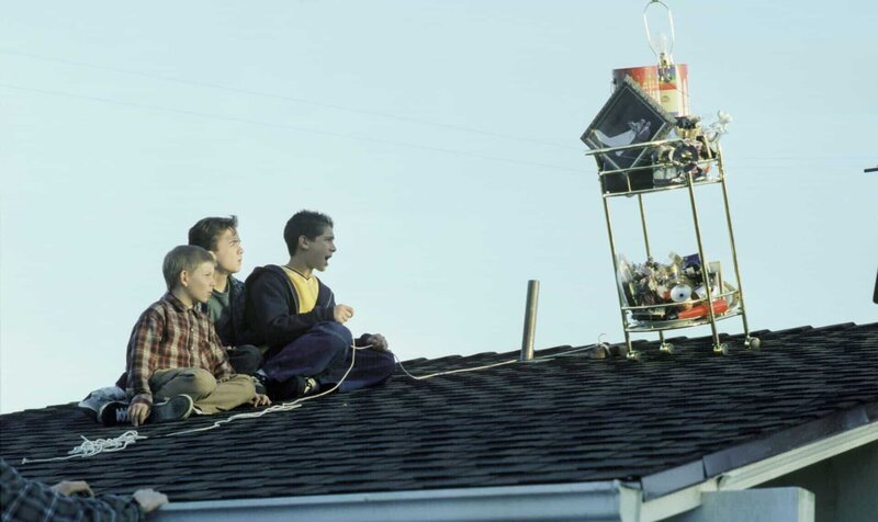 Dewey (Erik Per Sullivan, li.), Malcolm (Frankie Muniz, mi.) und Reese (Justin Berfield) bereiten ihren nächsten Streich vor. – Bild: ViacomCBS