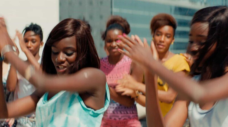 Sophie genannt „Lady“ (l, Assa Sylla) und Marieme genannt „Vic“ (r, Karidja Touré) tanzen zusammen zu einem Rapsong. – Bild: rbb/​WDR/​Alamode Film