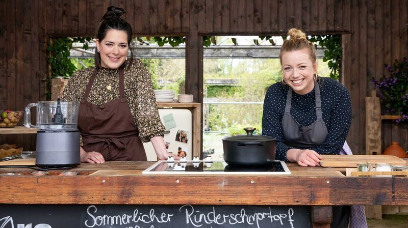 Lina Kypke (vermarktet nachhaltige Fleischprodukte) und Zora Klipp (Köchin und Moderatorin) ( – Bild: NDR/​cineteam hannover/​Claudia Timmann