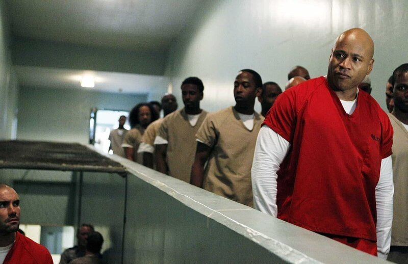 Lockup-- Sam Hanna (LL COOL J) goes undercover as a prisoner to track down a terrorist group responsible for several bombings around the world, on NCIS: LOS ANGELES, Tuesday, Feb. 1 (9:00–10:00 PM, ET/​PT) on the CBS Television Network. Peter Cambor returns as Operational Psychologist Nate Getz. Photo: Sonja Flemming/​CBS ©2010 CBS Broadcasting Inc. All Rights Reserved. – Bild: CBS Studios Inc. All Rights Reserved. Lizenzbild frei