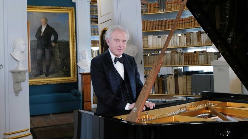 Der ungarische Pianist Andás Schiff steht wie ein Fels in der zeitgenössischen Klavierlandschaft. Er ist nicht der Typ Virtuose, der sich in Arenen mit tosendem Beifall feiern lässt. Schiff ist ein präziser Arbeiter, ein musikalischer Exeget, der sich tief in die Klavier- und Kammermusikliteratur hinein arbeitet, ein Philosoph am Flügel, der sich mit Klang und Struktur auseinandersetzt … Andás Schiff. – Bild: MDR/Jonas Liebermann Der ungarische Pianist Andás Schiff steht wie ein Fels in der zeitgenössischen Klavierlandschaft. Er ist nicht der Typ Virtuose, der sich in Arenen mit tosendem Beifall feiern lässt. Schiff ist ein präziser Arbeiter, ein musikalischer Exeget, der sich tief in die Klavier- und Kammermusikliteratur hinein arbeitet, ein Philosoph am Flügel, der sich mit Klang und Struktur auseinandersetzt … Andás Schiff. – Bild: MDR/Jonas Liebermann