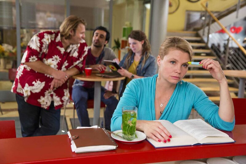 (5. Staffel) – Danni Lowinski (Annette Frier, r.) kämpft für das Recht der kleinen Leute und wird dabei von Nils (Oliver Fleischer, l.) und Orkan (Orhan Müstak, 2.v.l.) unterstützt. Doch wie steht es um Hashtag (Anjorka Strechel, 2.v.r.)? – Bild: SAT.1 /​ Frank Dicks Eigenproduktionsbild frei