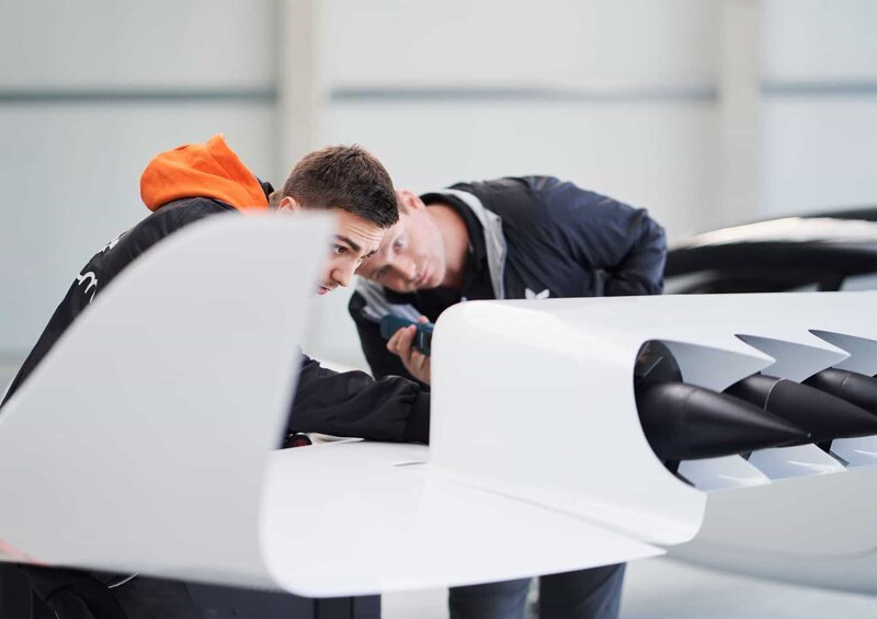 Mechaniker überprüfen einen Flugzeugmotor – Bild: Hartmut Nägele