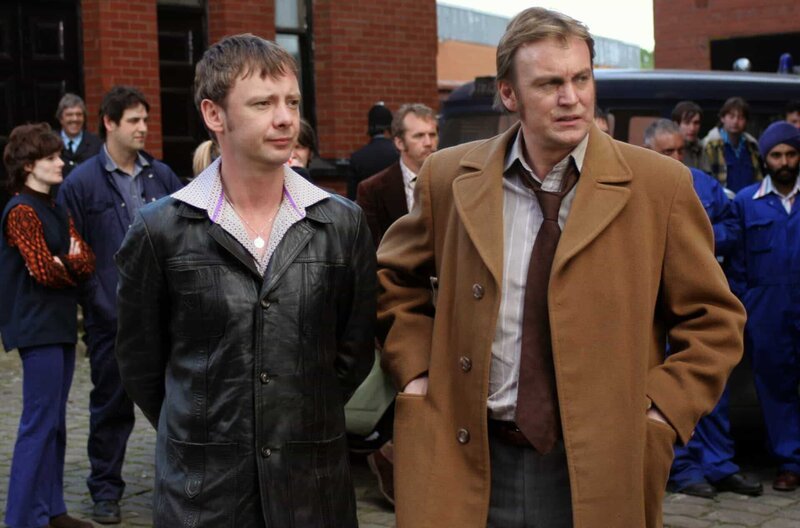 Die Inspektoren Sam Tyler (John Simm, li.) und Gene Hunt (Philip Glenister, re.) haben einen Verdacht. – Bild: BBC /​ © BBC