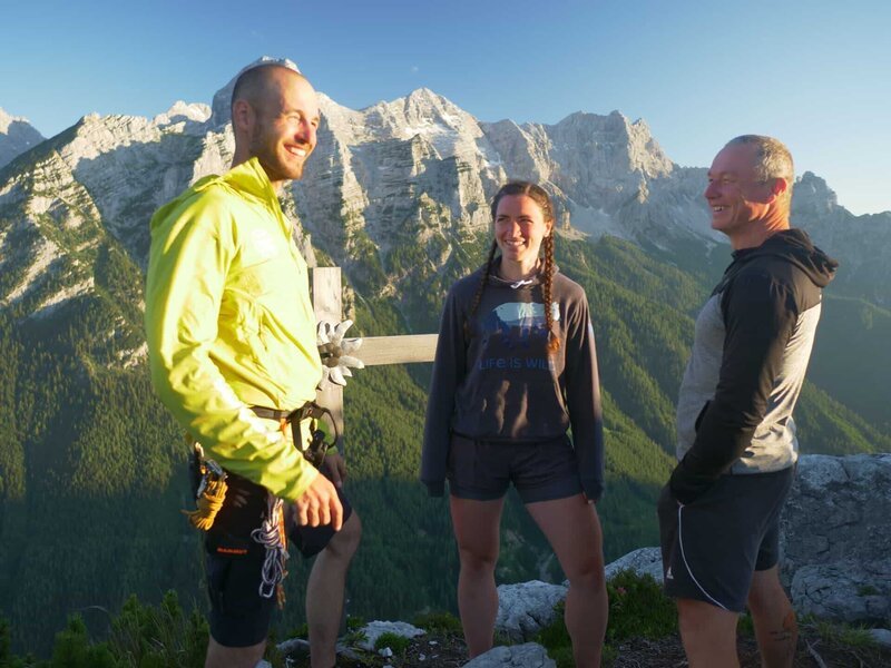 Bergführer Christoph Krahbichler hat John Carstairs und Evi Chalupa auf den Gipfel begleitet. In der Portaledge werden sie die Nacht aber allein verbringen. – Bild: Spiegel TV Wissen