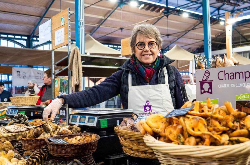 Pilze sind ein wichtiger Teil der französischen Küche. Auf dem Markt von Dijon gibt es einen Stand, der ausschließlich Pilze verkauft: roh, eingelegt und als Pastete. Blandine Lecherf an ihrem Stand mit der selbst gezüchteten Ware – Bild: ZDF /​ © Agnes De Clercq /​ © Agnes De Clercq