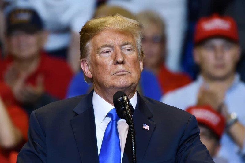 WILKES-BARRE, PA – AUGUST 2, 2018: President Donald Trump with a serious look as he delivers a speech at a campaign rally held at the Mohegan Sun Arena. – Bild: Shutterstock /​ Evan El-Amin /​ Editorial use only
