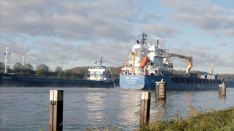 Zwei Frachtschiffe begegnen sich an einer Kanalweiche. – Bild: NDR/​jumpmedientv GmbH