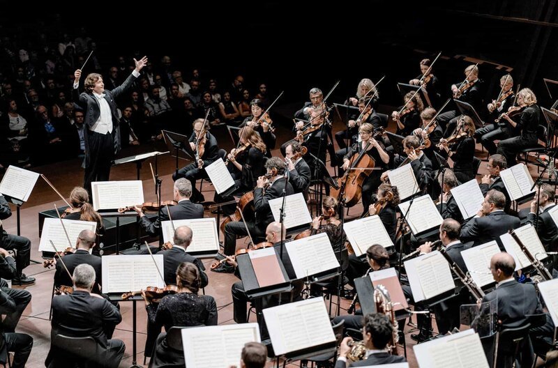 Das Orchestre Philharmonique du Luxembourg unter der Leitung von Gustavo Gimeno spielt die Symphonie Nr. 4 in B-Dur. – Bild: Marco Borggreve /​ Das Orchestre Philharmonique du Luxembourg unter der Leitung von Gustavo Gimeno spielt die Symphonie Nr. 4 in B-Dur.