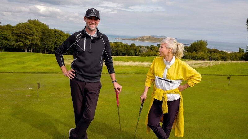 Wunderschöne Golfplätze hat Dublin zu bieten. Ina Müller zeigt sich von ihrer sportlichen Seite und macht dabei eine gute Figur. – Bild: NDR/​Björn Lindenblatt