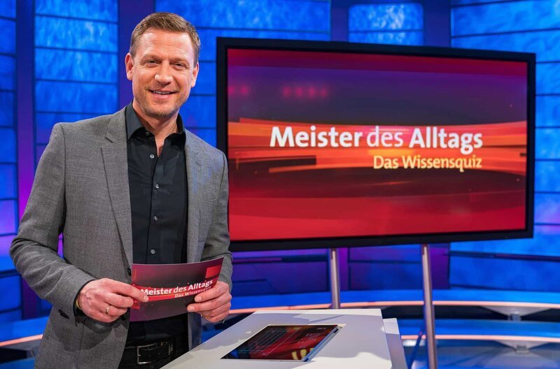 Moderator Florian Weber stellt seinen beiden Rateteams kniffelige Fragen, um die „Meister des Alltags“ zu finden. Zum Mitraten, Mitlachen und schlau werden. „Meister des Alltags“ spendet die Gewinne einem guten Zweck. – Bild: SWR/​Christian Koch