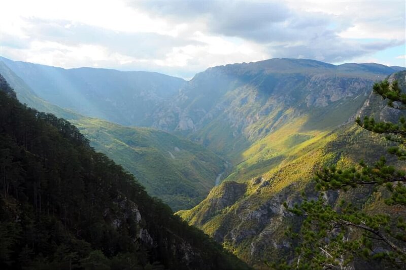 Die Tara oder „Träne Europas“, wie Einheimische den längsten Fluss Montenegros nennen, hat eine 1.300 Meter tiefe Schlucht ins Durmitor-Gebirge gegraben und den längsten und tiefsten Canyon Europas geschaffen. – Bild: ORF/​ORF/​Michael Schlamberger (S2) ORF-PHOTOGRAPHIE