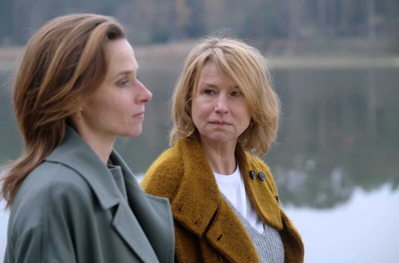 Zwischen Henriette (Corinna Harfouch) und ihrer Tochter Johanna (Karin Hanczewski, l.) hat sich viel Unausgesprochenes aufgestaut. – Bild: ZDF und SWR/Hager Moss Film/Christian Schulz. Zwischen Henriette (Corinna Harfouch) und ihrer Tochter Johanna (Karin Hanczewski, l.) hat sich viel Unausgesprochenes aufgestaut. – Bild: ZDF und SWR/Hager Moss Film/Christian Schulz.