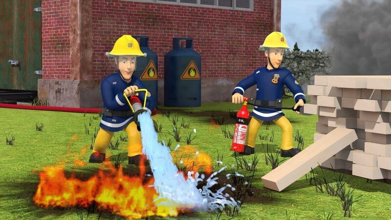 Am Bahnhof löschen Elvis und Arnold den Brand, der von einem davongerollten Grill verursacht wurde. – Bild: KiKA/​Prism Art & Design Limited