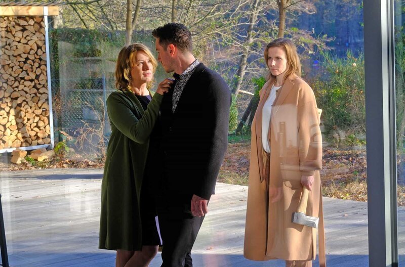 Henriette (Corinna Harfouch) hat ihre Tochter Johanna (Karin Hanczewski, r.) eingeladen. Dabei aber nicht erwähnt, dass sie ihr ihre neue Liebe Philipp (Louis Nitsche) vorstellen will. – Bild: ZDF und SWR/​Hager Moss Film/​Christian Schulz.