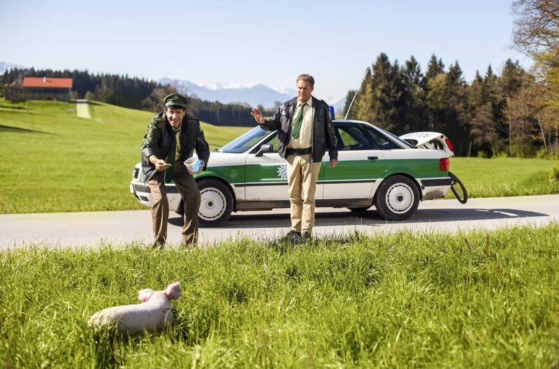 Staller (Helmfried von Lüttichau, links mit Christian Tramitz, rechts) versucht den tierischen Ausreisser einzufangen. – Bild: ARD/​BR/​TMG/​Chris Hirschhäuser