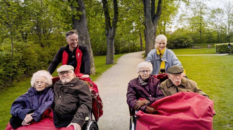 Kopenhagen die Fahrradstadt schlechthin. Ina Müller macht mit den Senioren der Bewegung „Cycling without Age“ eine Ausfahrt mit dem Fahrrad zusammen mit Gründer Ole Kassow. – Bild: NDR/​Björn Lindenblatt