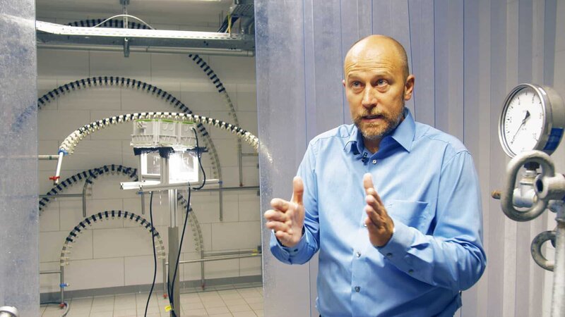 Andreas Krämer vom TÜV Süd unterzieht eine Deckenlampe einem Spritzwassertest. Erfüllt sie den Standard IP 44? – Bild: Spiegel TV Wissen