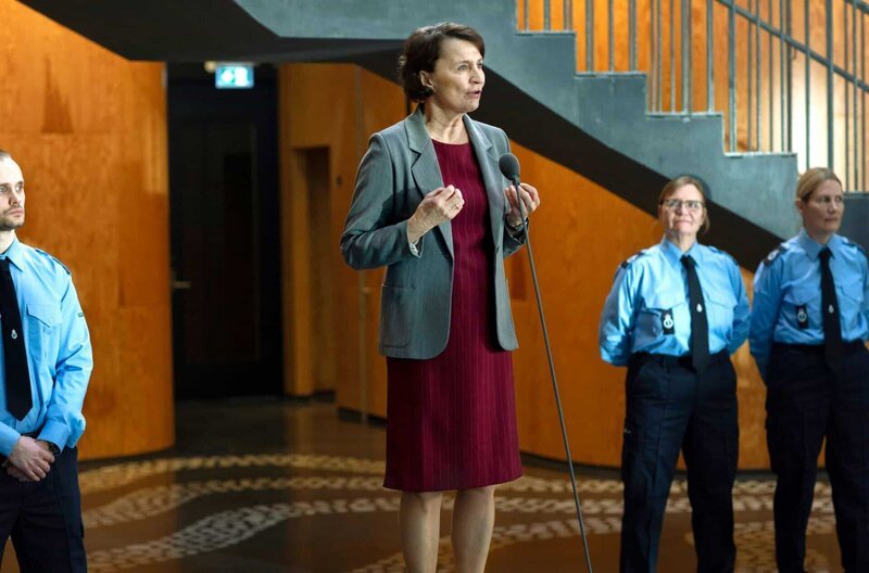 Justizministerin Elisabeth (Karen-Lise Mynster) hält bei der Eröffnung eines neuen Gefängnisses eine starke Rede. – Bild: HR/​Jason Alami