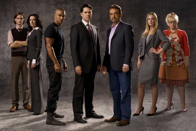 (3. Staffel) – Ein starkes Team, das jeden Serientäter zur Strecke bringt: (v.l.n.r.) Special Agent Dr. Spencer Reid (Matthew Gray Gubler), Emily Prentiss (Paget Brewster), Special Agent Derek Morgan (Shemar Moore), Special Agent Aaron Hotchner (Thomas Gibson), Supervisory Special Agent David Rossi (Joe Mantegna), Jennifer ‚JJ‘ Jareau (AJ Cook) und Penelope Garcia (Kirsten Vangsness) … – Bild: 2007 CBS BROADCASTING INC. ALL RIGHTS RESERVED./​ Monty Brinton /​ Monty Brinton Lizenzbild frei