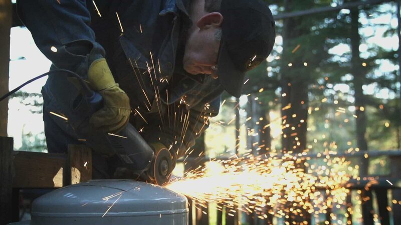 PORT PROTECTION, Alaska – Sam builds a new stove for Amanda’s houseboat. (Photo Credit: National Geographic Channels/​Rick Rojas) – Bild: National Geographic