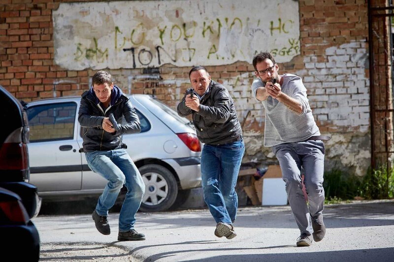 Alex (Vinzenz Kiefer), Semir (Erdogan Atalay) und Boschko (Matthias Weidenhöfer) versuchen ins Versteck der Gangster zu gelangen. – Bild: RTL /​ Guido Engels