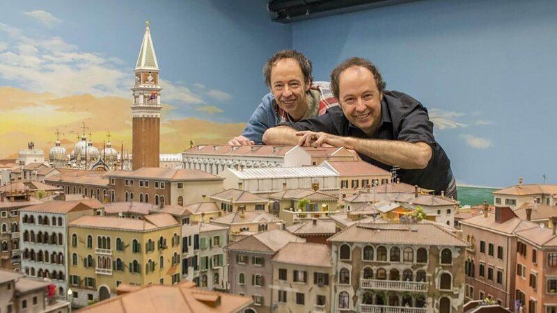 Gerrit (l.) und Frederik Braun mit Venedig- Modell. – Bild: TVNOW /​ Miniatur Wunderland Hamburg