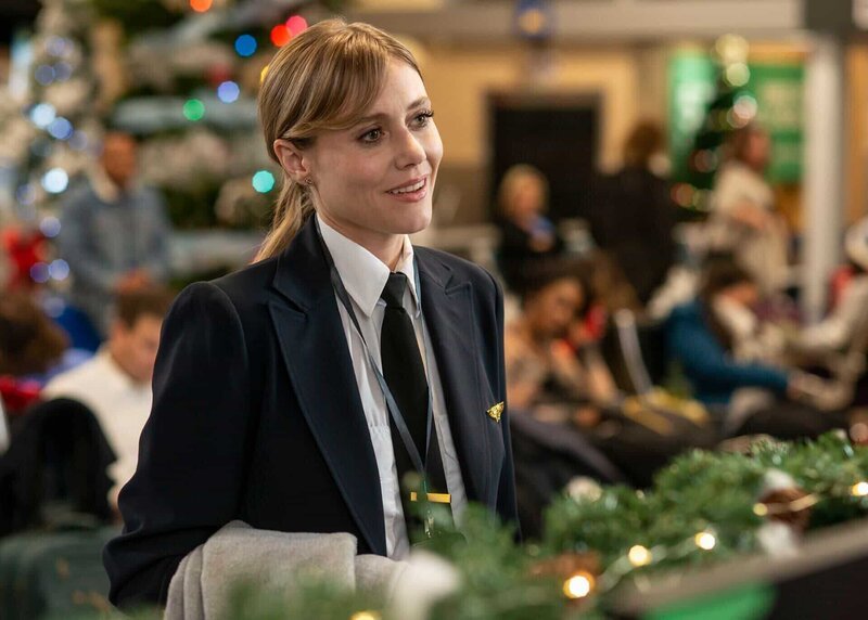 Als kurz vor den Feiertagen ein heftiger Schneesturm auf die Stadt Cleveland trifft und der gesamte Flugverkehr lahm gelegt wird, muss auch die Maschine der jungen Pilotin Nina (Julianna Guill) auf dem Boden bleiben. Da die Hotels überfüllt sind, bietet sie ihrem arroganten Flugkollegen Brady widerstrebend einen Schlafplatz in ihrem Elternhaus an. – Bild: 2019 Mar Vista Entertainment, LLC.